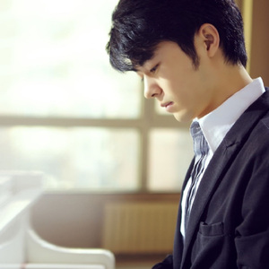 男男调教捆绑鞭打束缚塑身衣
